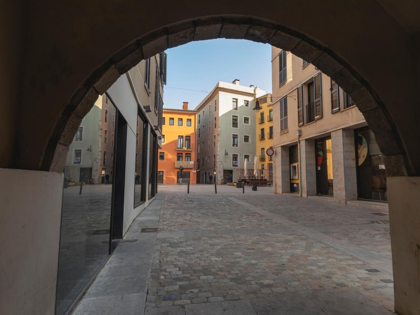 Bravissimo Sacsimort, spacious split-level apt in Girona