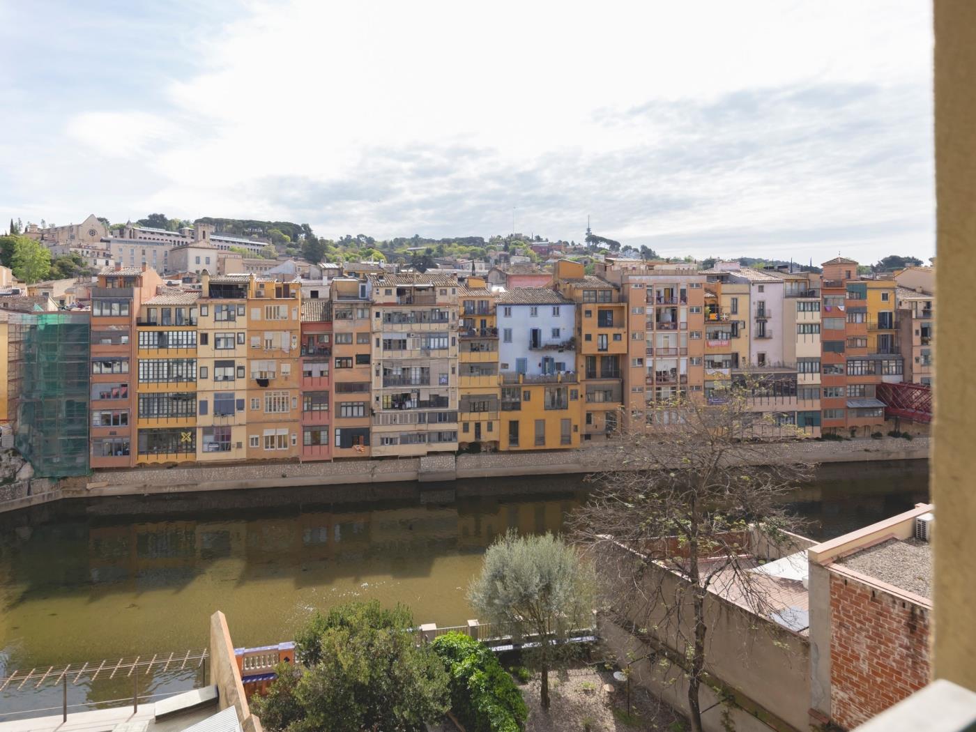Bravissimo Plaça de la Independència, Morning Sun .en Girona