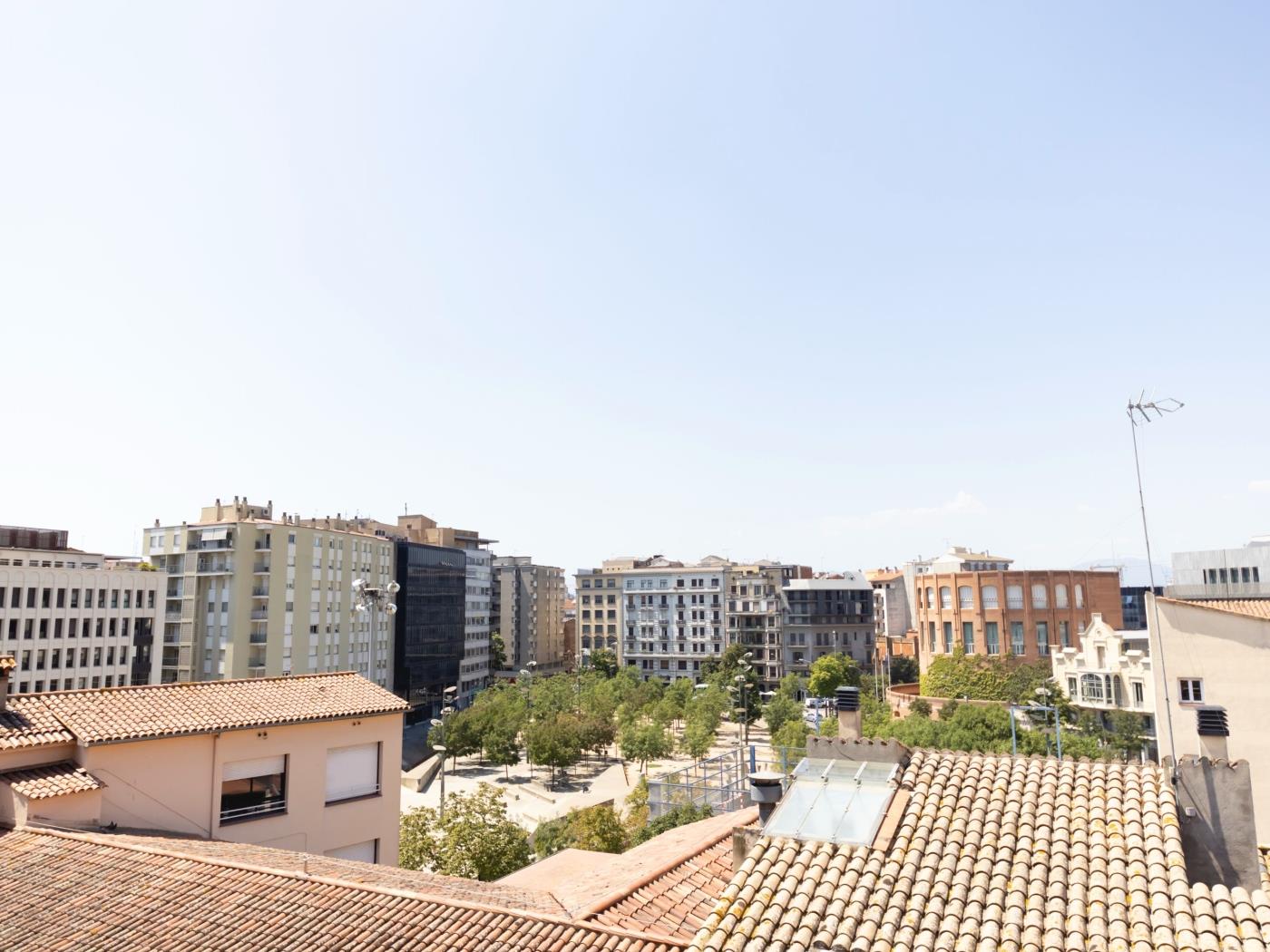 Bravissimo Eiximenis, met mooi terras en uitzicht .en Girona