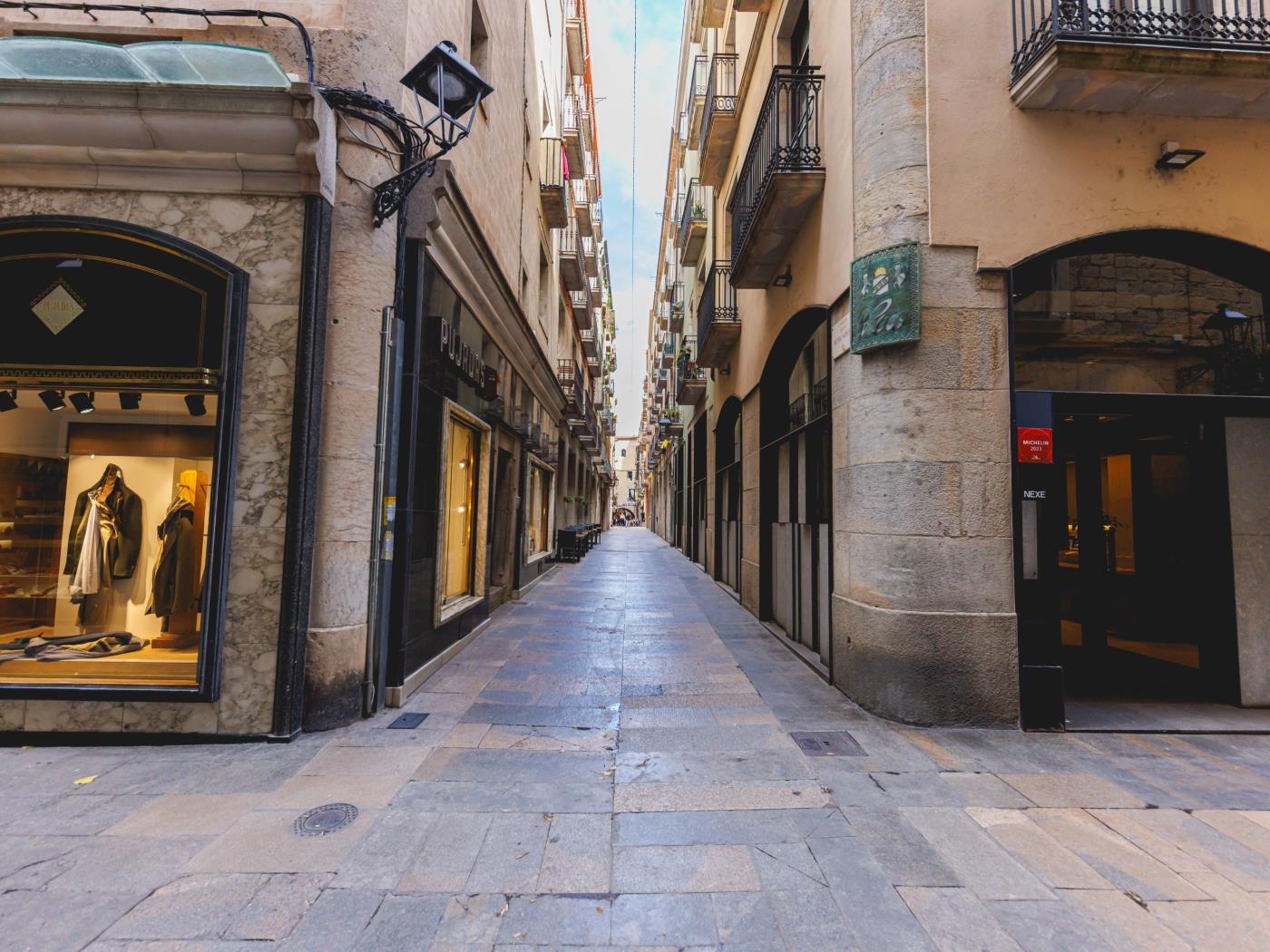 Mercaders 3-1-1 - Holiday Apartment Rental Girona | Bravissimo in Girona