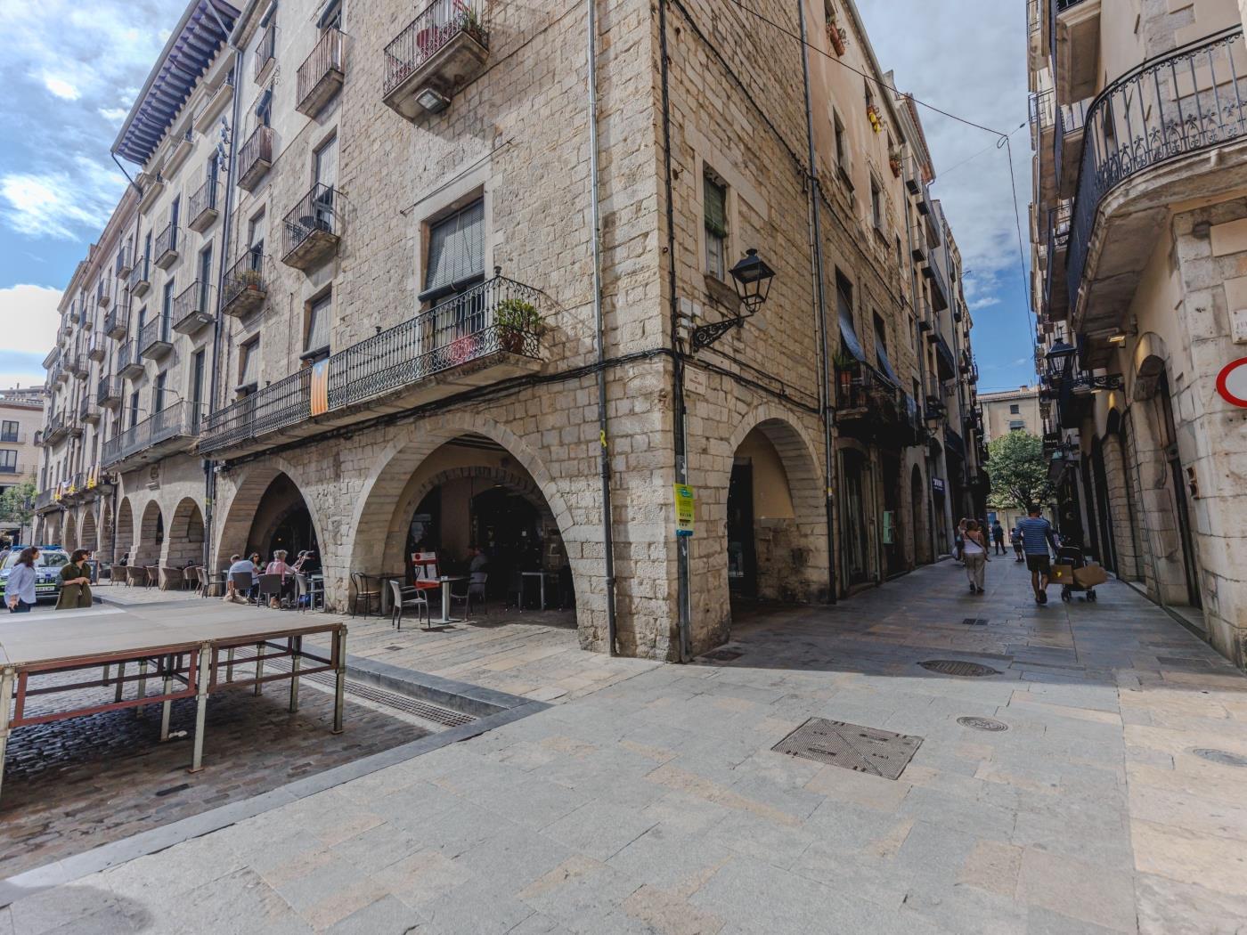 Mercaders 3-1-1 - Holiday Apartment Rental Girona | Bravissimo in Girona