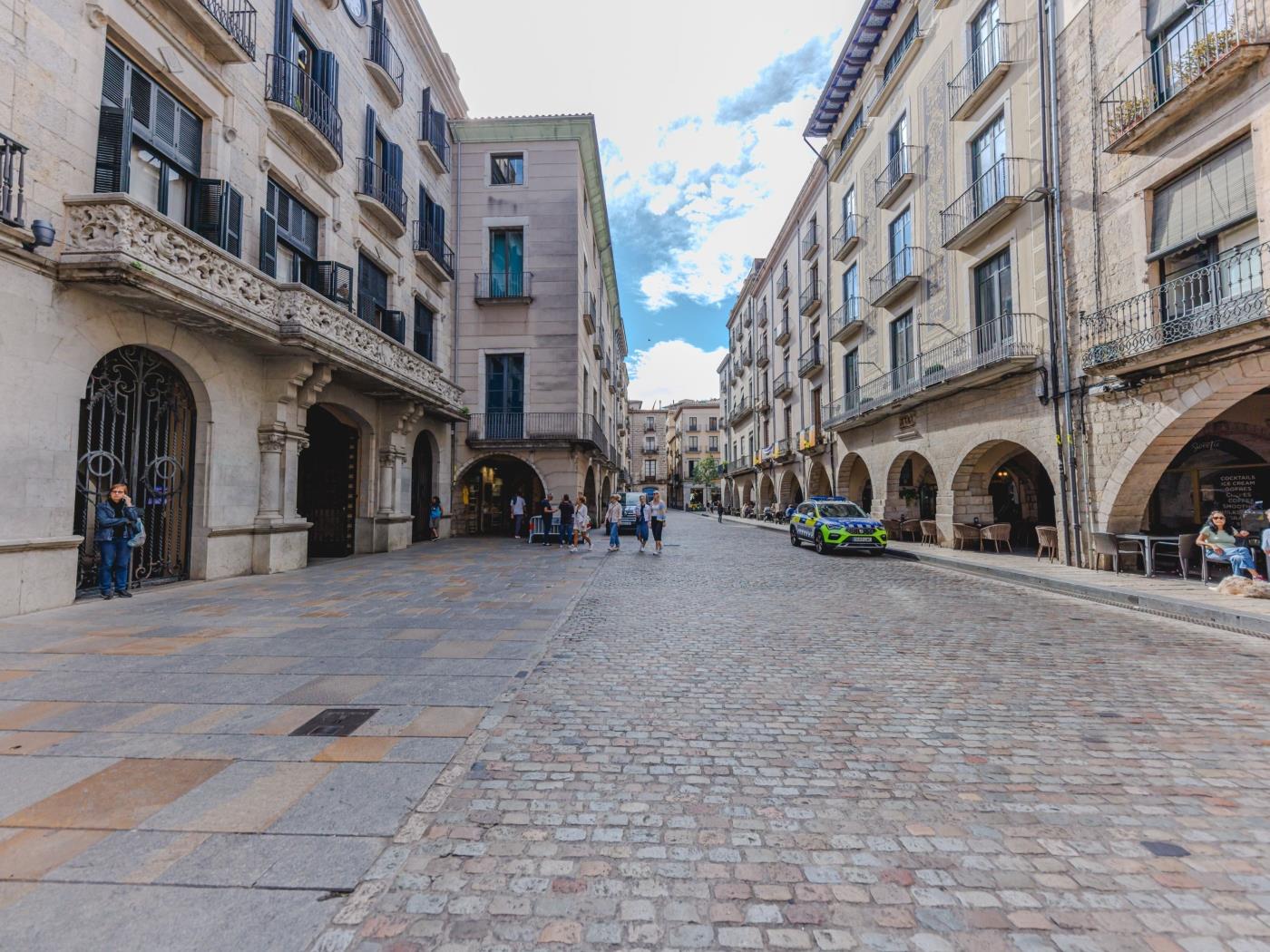 Mercaders 3-1-1 - Holiday Apartment Rental Girona | Bravissimo in Girona