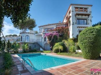 Spectacular villa with views of the mountains and the coves and beaches