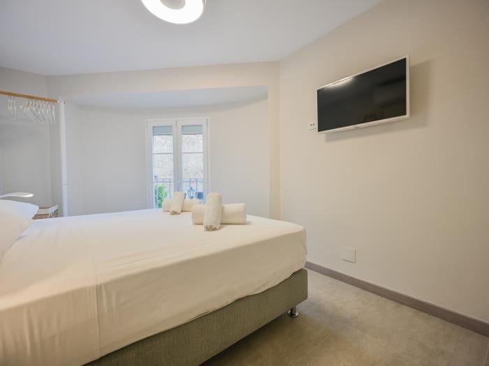Bedroom with airconditioner and flatscreen TV