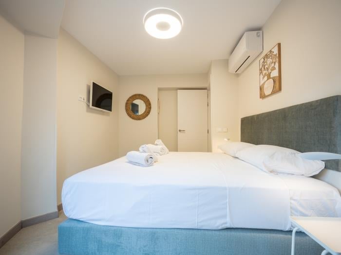 Double bed, airconditioner and flatscreen TV