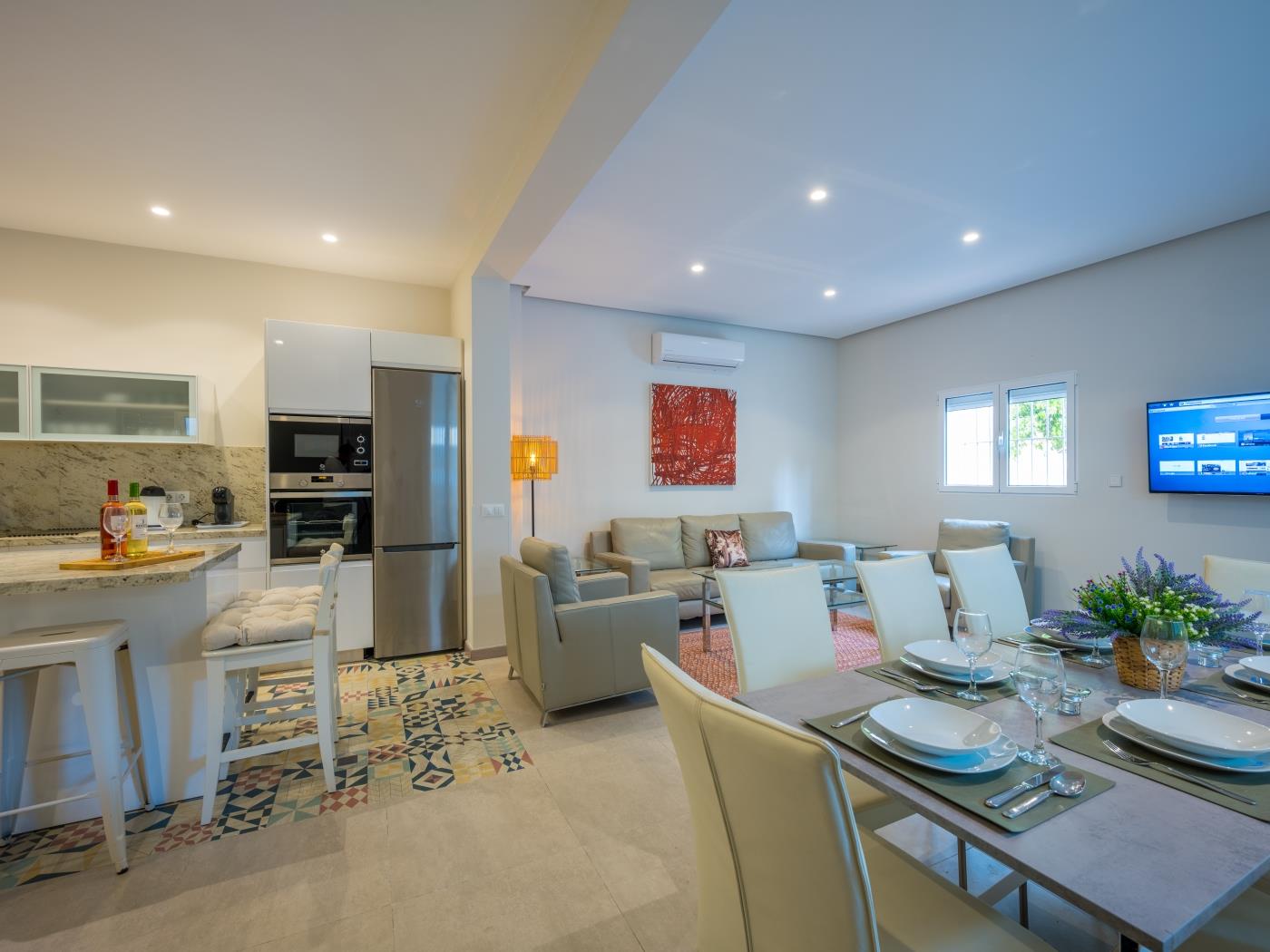 Living room with open plan kitchen equipped with all that you need for a comfortable stay