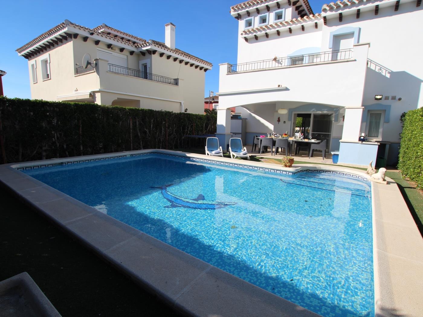 Preciosa villa con piscina totalmente privada ideal para 4 personas. en TORRE PACHECO