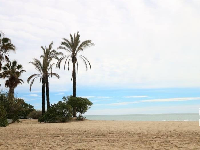 InmoBooking Pins II, air-conditioned and one minute from the beach in cambrils