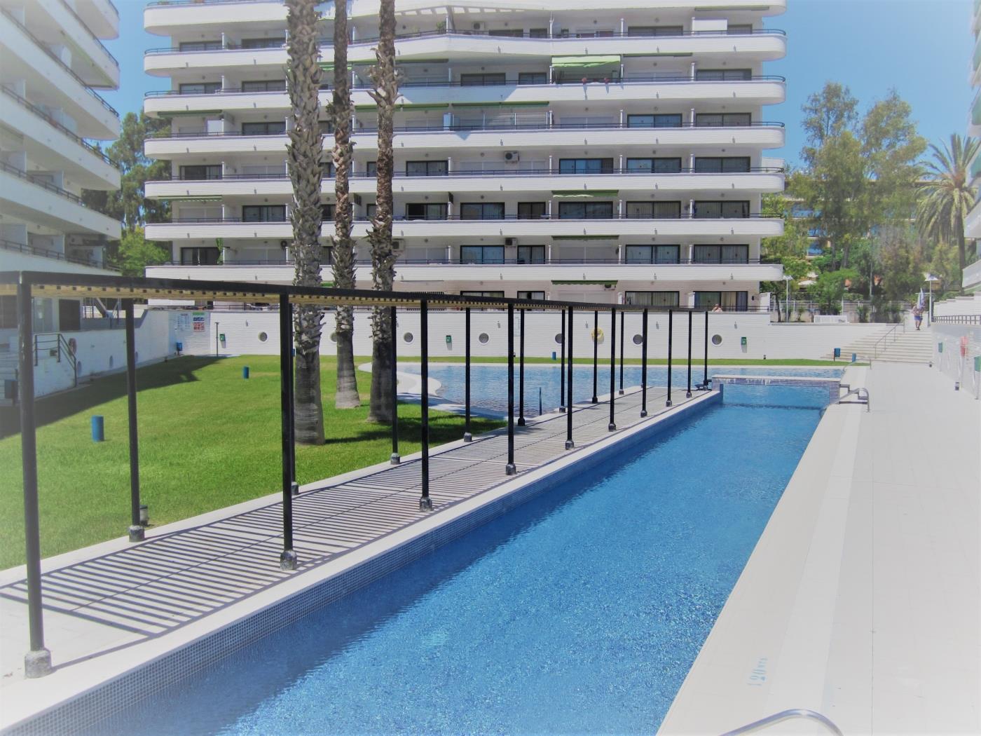 InmoBooking Cannes Apartments, bien ubicado y con piscina en salou