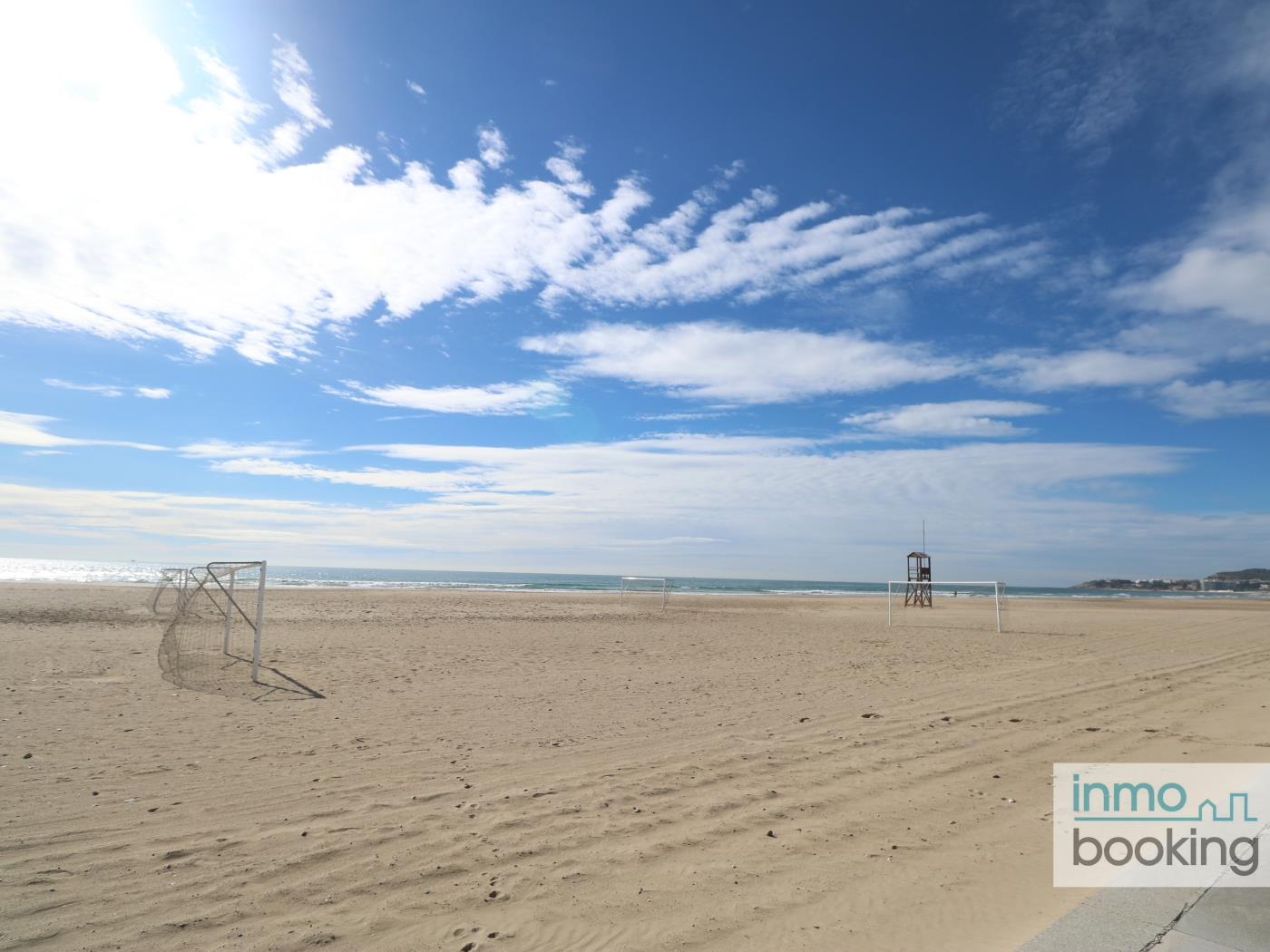 InmoBooking BEACH, air-conditioned and 5 minutes walk from the beach. in La Pineda
