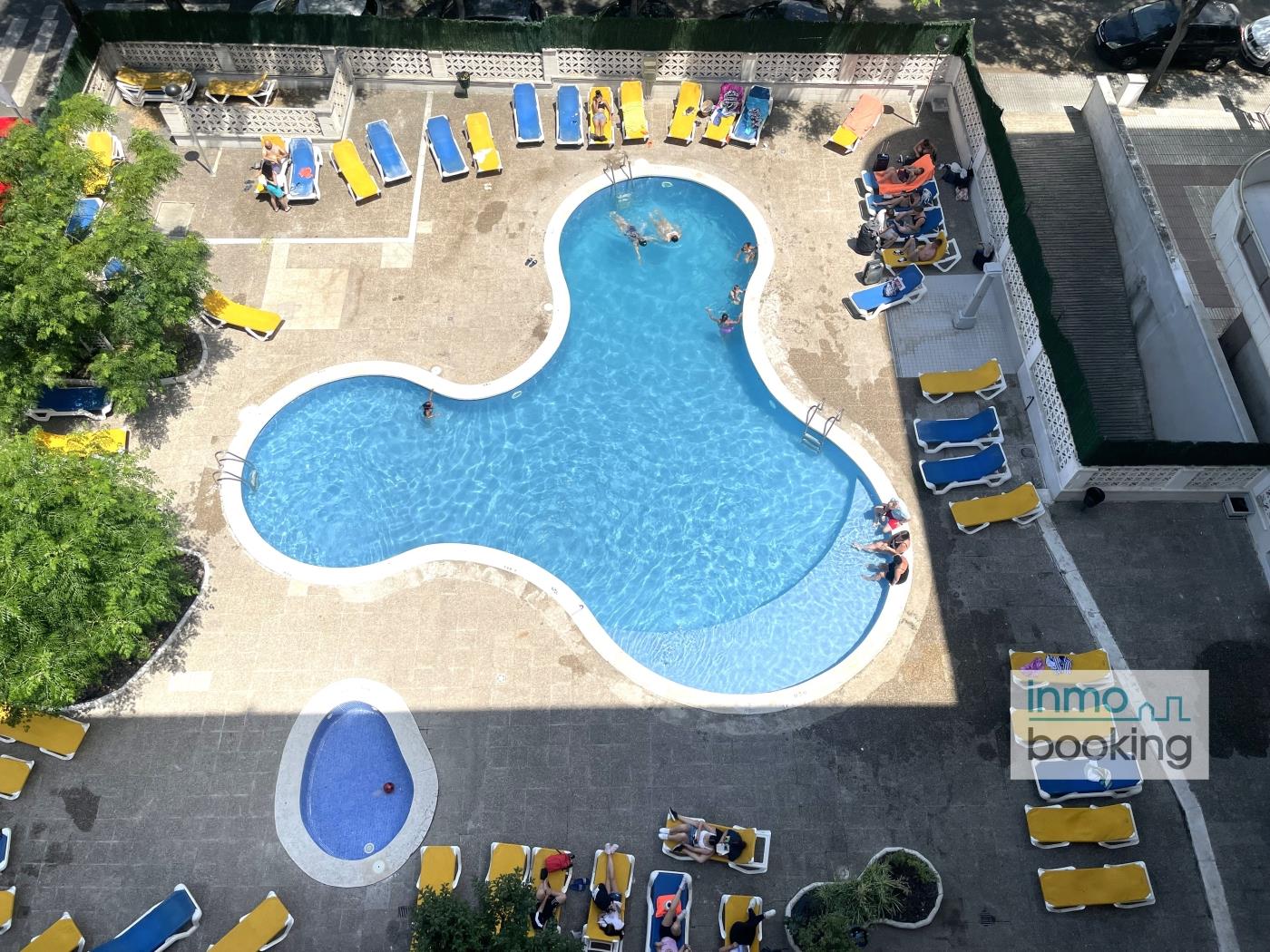 Arquus Family Salou beach, air-conditioned and with swimming pool in Salou