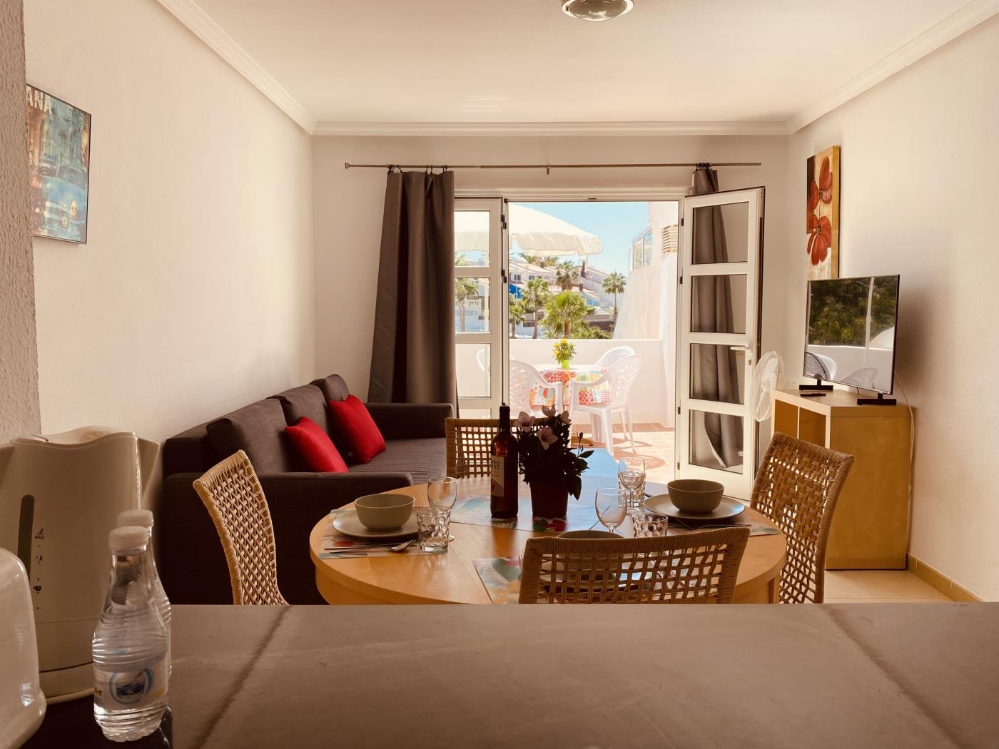 1-bedroom flat with sunny terrace and partial sea view in San Eugenio Alto