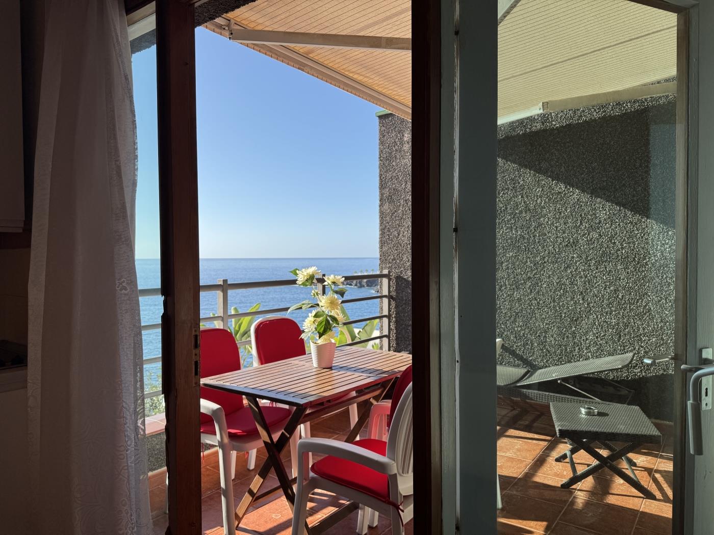 Apartamento dos dormitorios primera linea de mar en Playa de Santiago