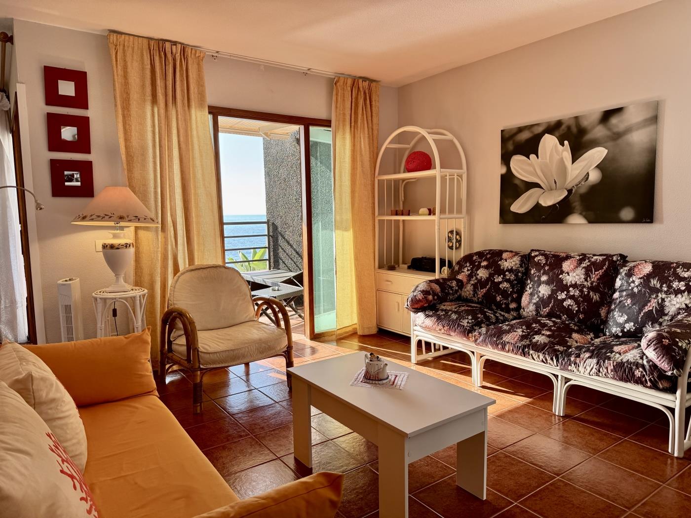 Apartamento dos dormitorios primera linea de mar en Playa de Santiago