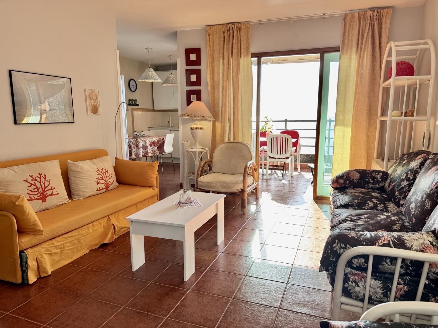 Apartamento dos dormitorios primera linea de mar en Playa de Santiago