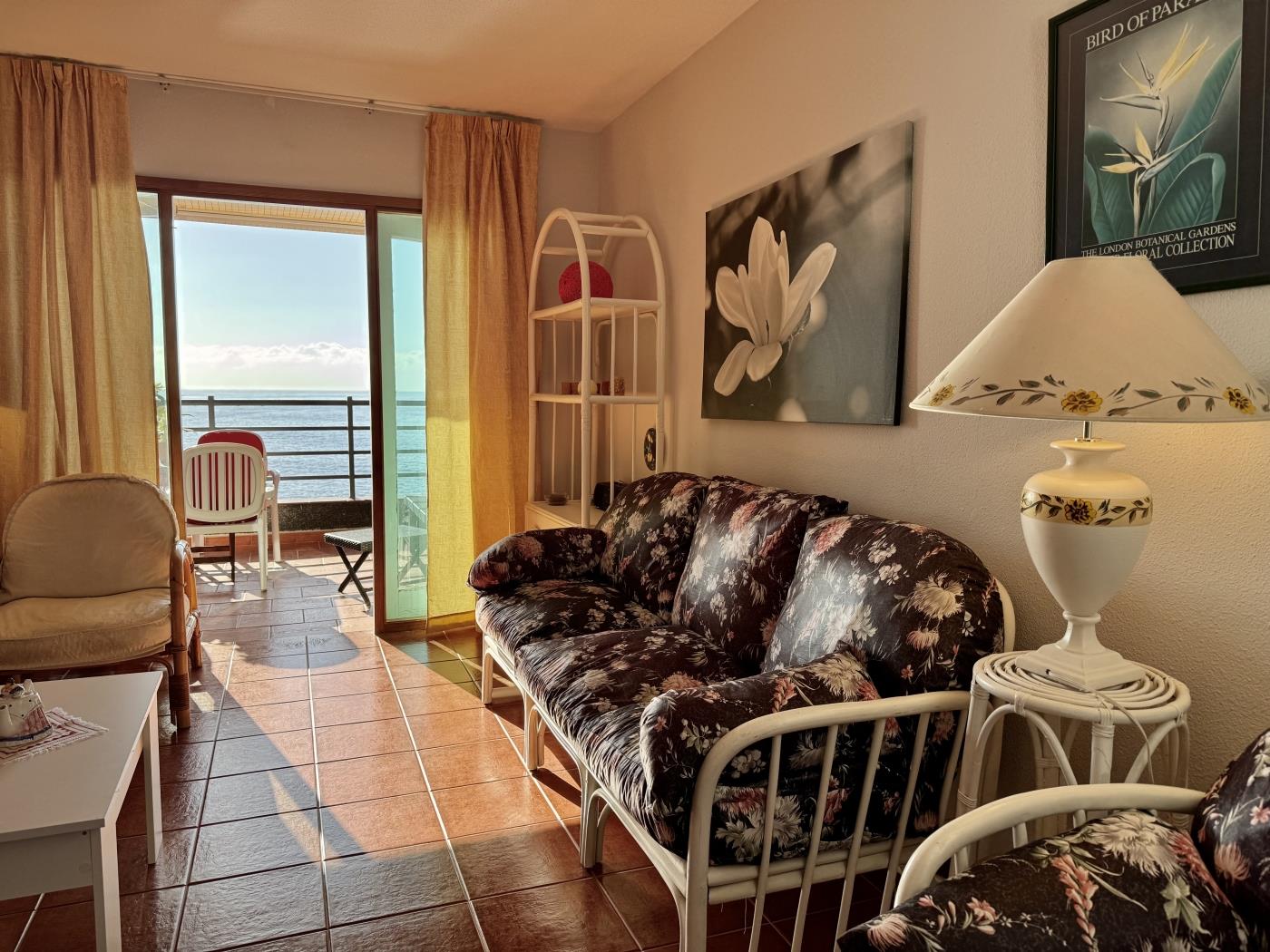 Apartamento dos dormitorios primera linea de mar en Playa de Santiago