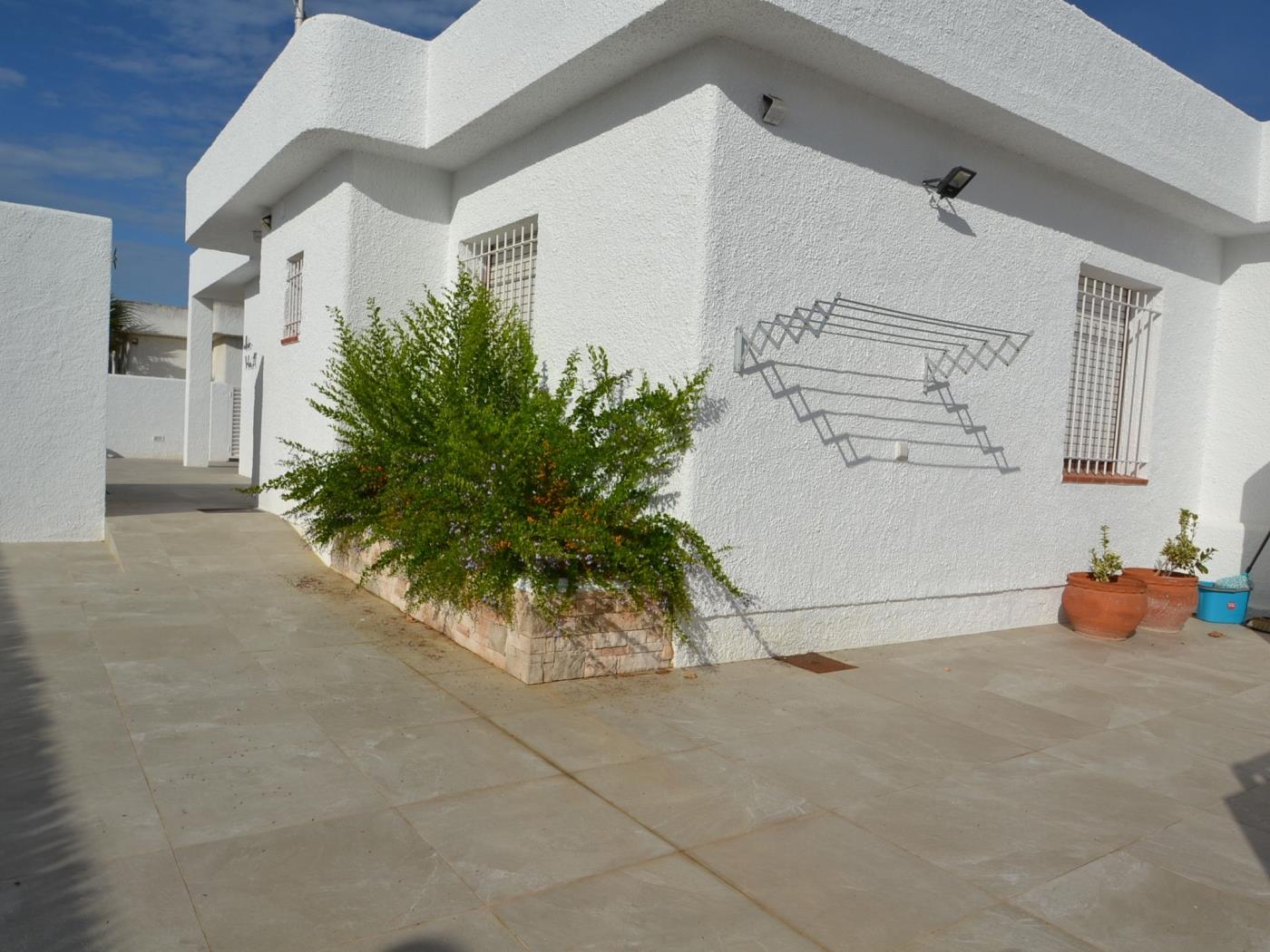 Casa Blanca avec la piscina privée à Riumar , Espagne à RIUMAR-DELTEBRE