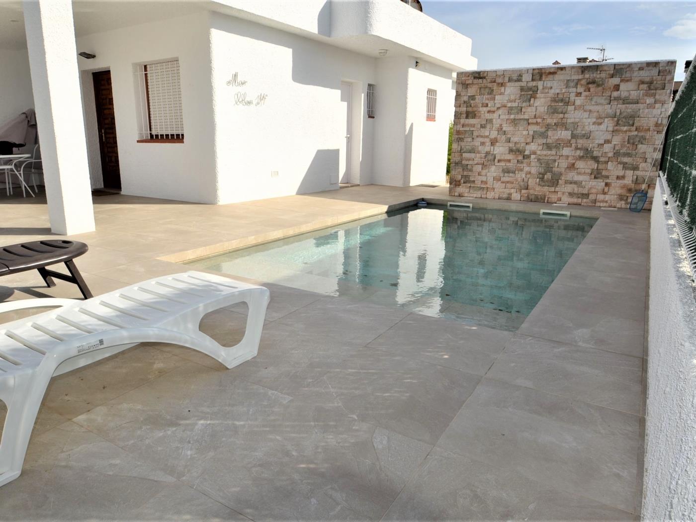 Casa Blanca amb piscina privada en Riumar, Costa Dorada a RIUMAR-DELTEBRE