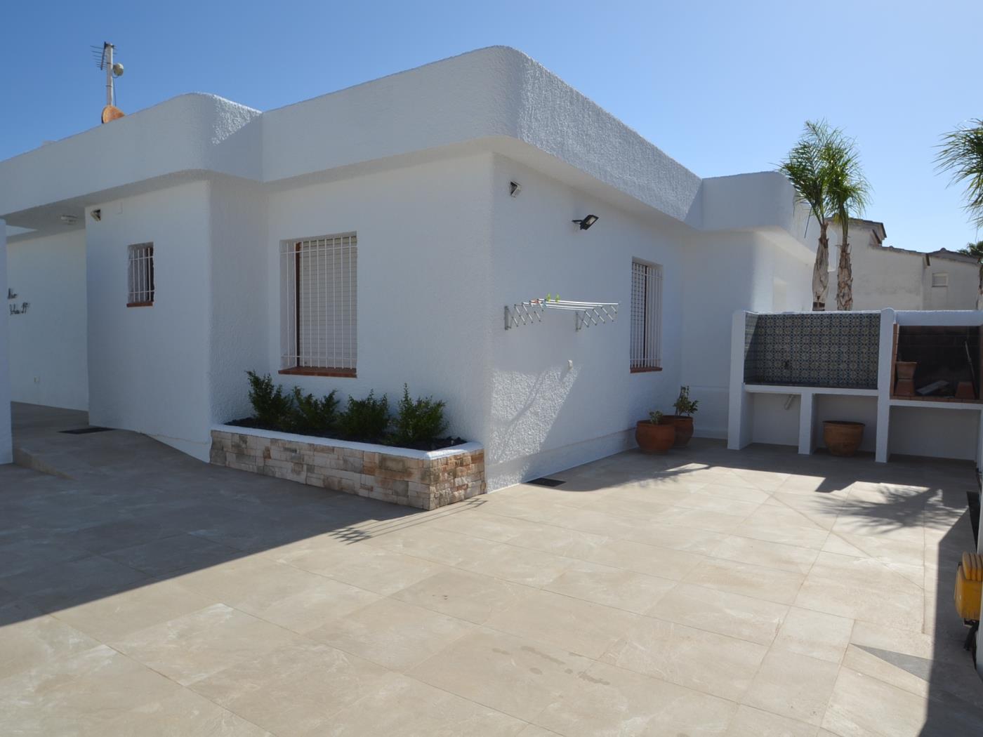 Casa Blanca avec la piscina privée à Riumar , Espagne à RIUMAR-DELTEBRE