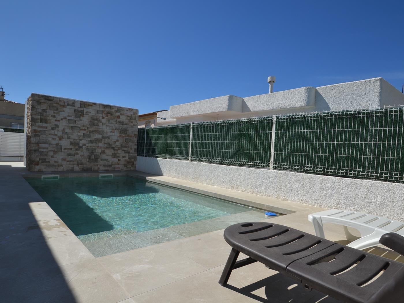 Casa Blanca amb piscina privada en Riumar, Costa Dorada a RIUMAR-DELTEBRE