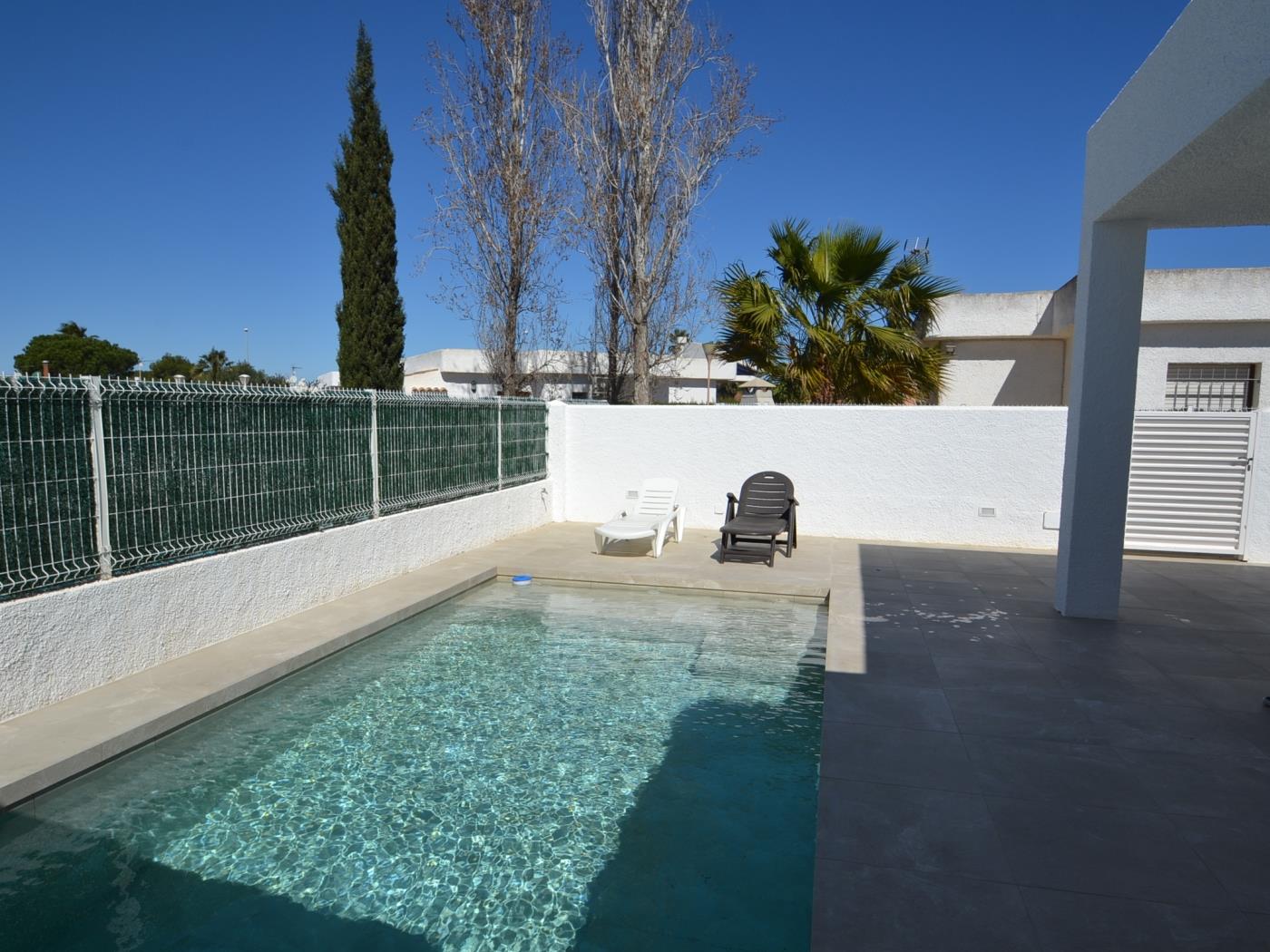 Casa Blanca amb piscina privada en Riumar, Costa Dorada a RIUMAR-DELTEBRE