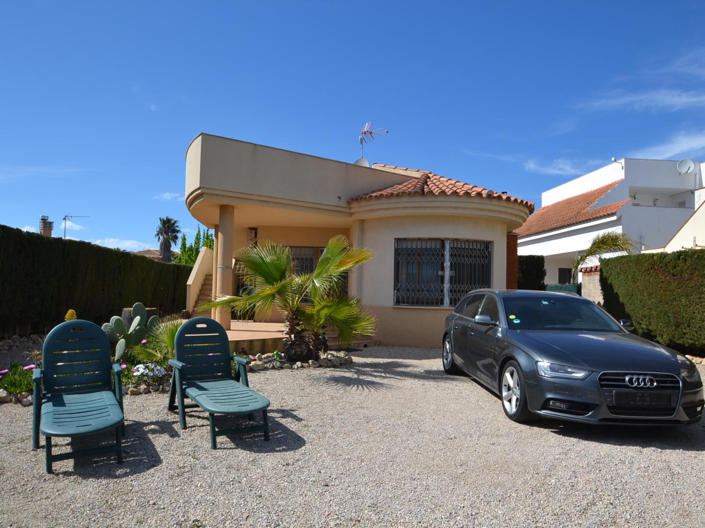 Casa Pajaro mit grossem Grundstück in Riumar Deltebre