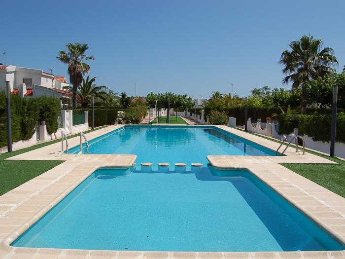 Casa Carolin 13 avec la piscine communitaire à Riumar Deltebre