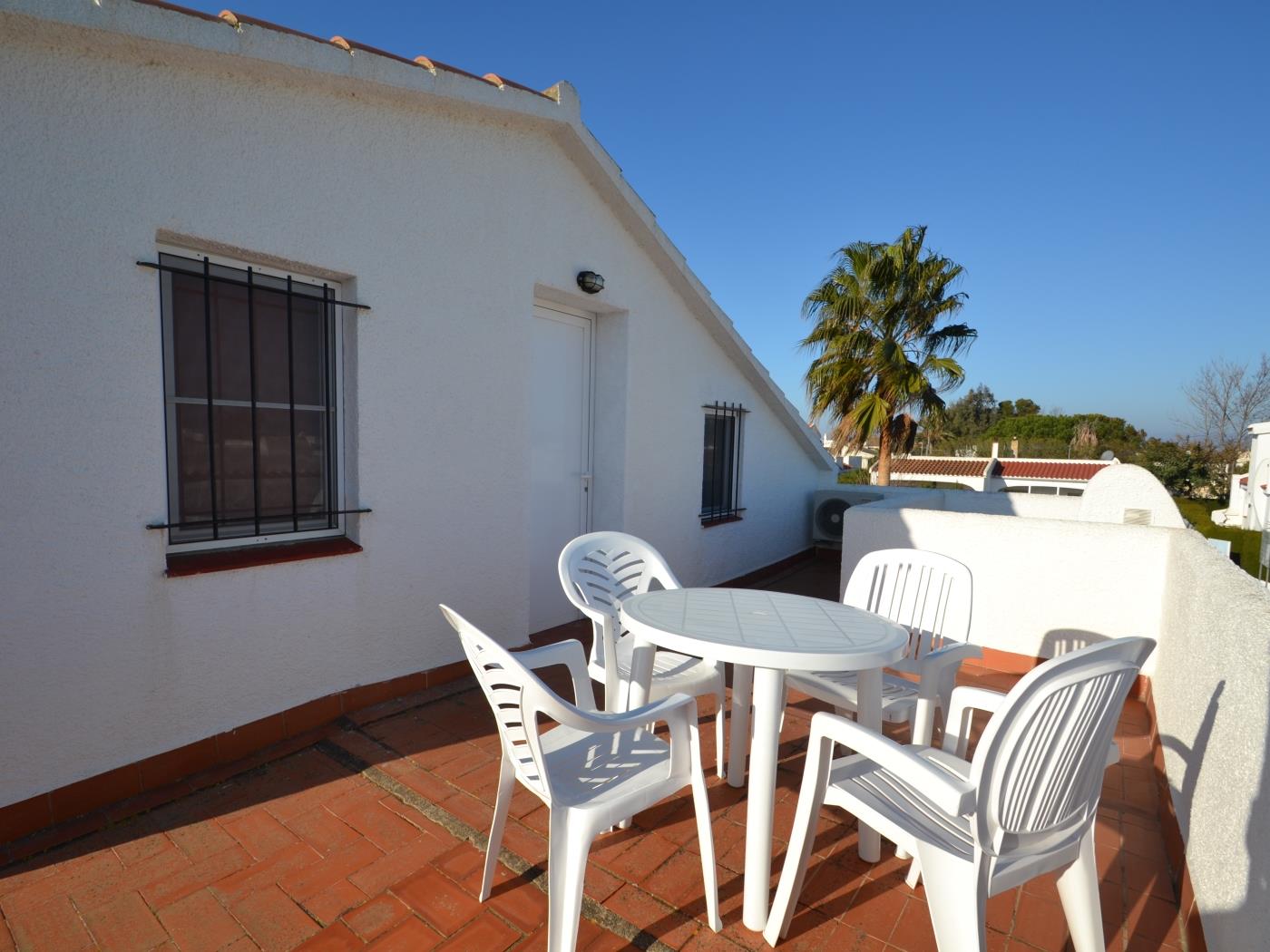 Casa Carolin 13 avec la piscine communitaire à Riumar Deltebre