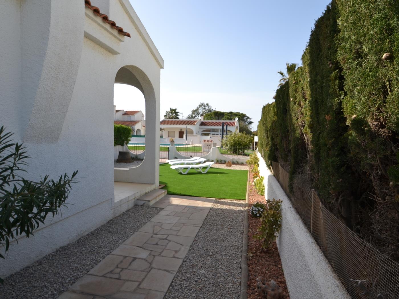 Casa Carolin 13 avec la piscine communitaire à Riumar Deltebre