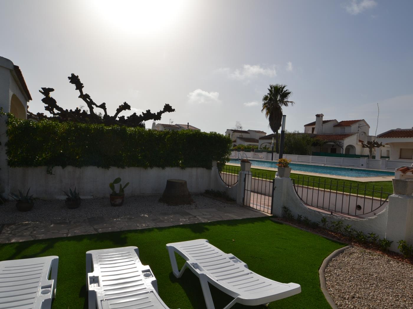 Casa Carolin 13 avec la piscine communitaire à Riumar Deltebre