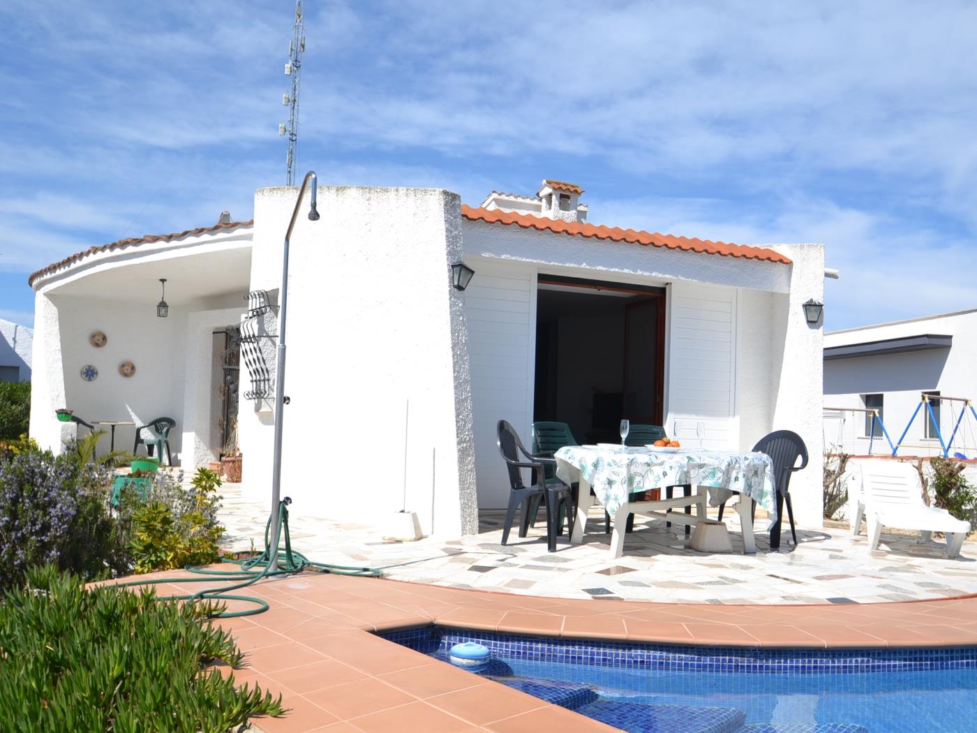 Casa Eivissa amb piscina privada a Riumar Deltebre
