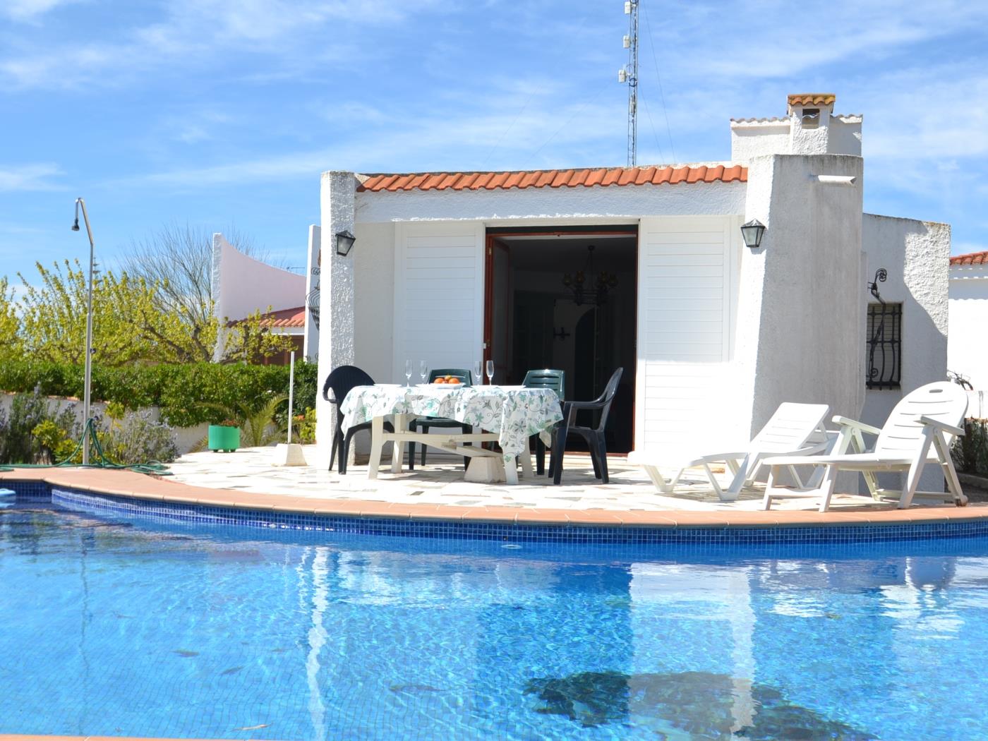 Casa Eivissa amb piscina privada a Riumar Deltebre