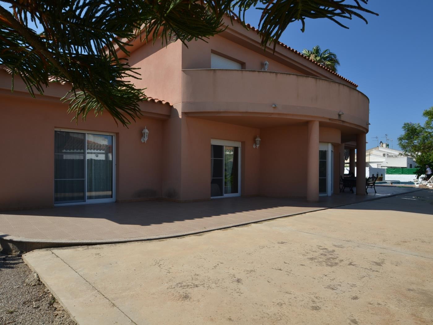 Villa Benifer avec la piscine privée et jardin à Riumar , Espagne à Riumar-Deltebre