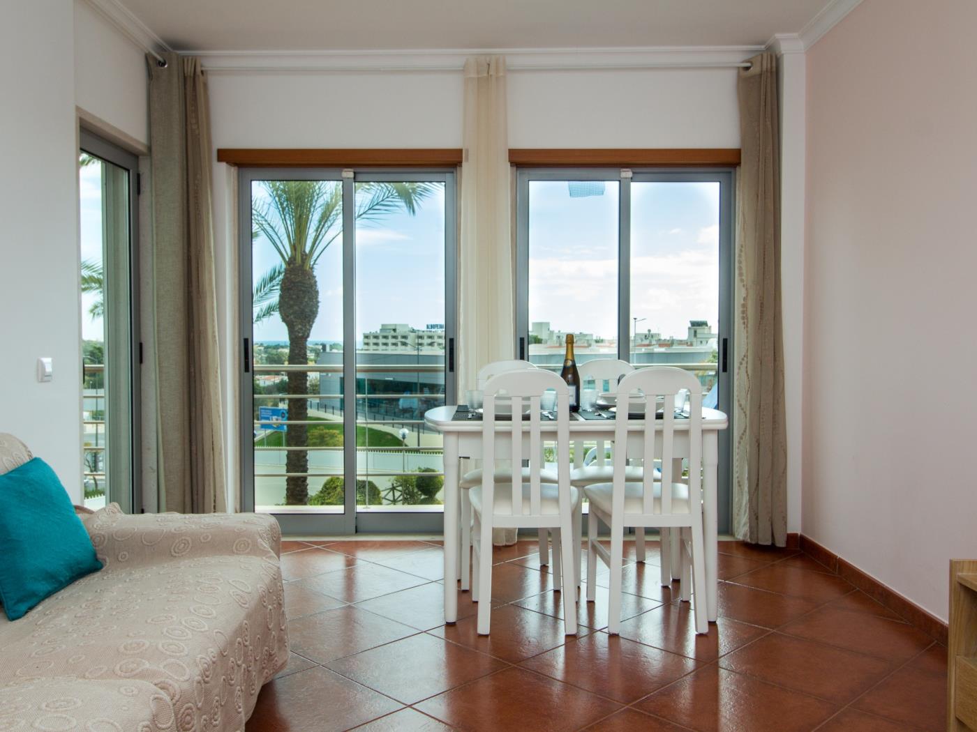 Globe 45 Apartment | Pool View & Beach & Top Location & The Strip Albufeira em Albufeira