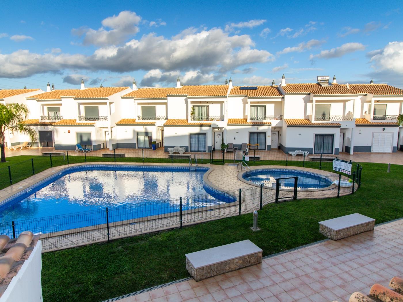 Magnólia AB House | Pool View & Privat Garden & Garage in Albufeira