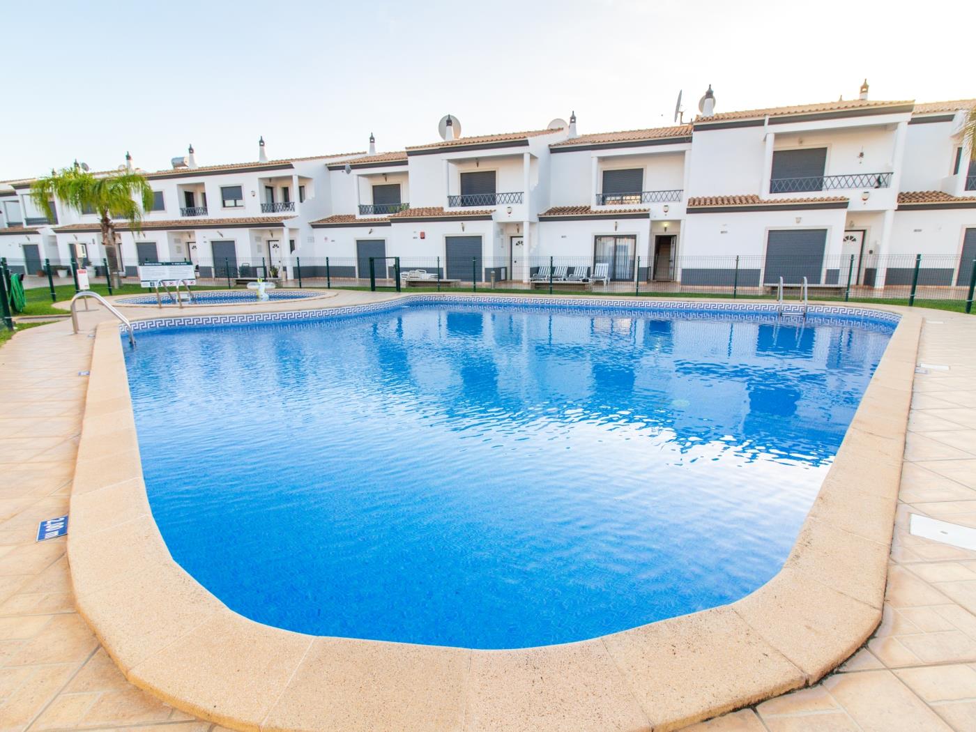 Magnólia AB House | Pool View & Privat Garden & Garage à Albufeira