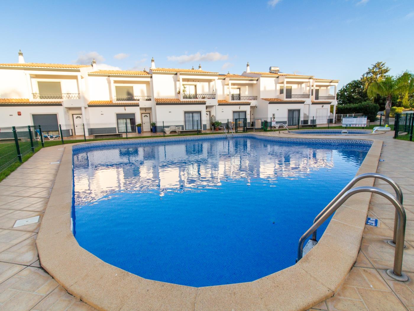 Magnólia AB House | Pool View & Privat Garden & Garage in Albufeira