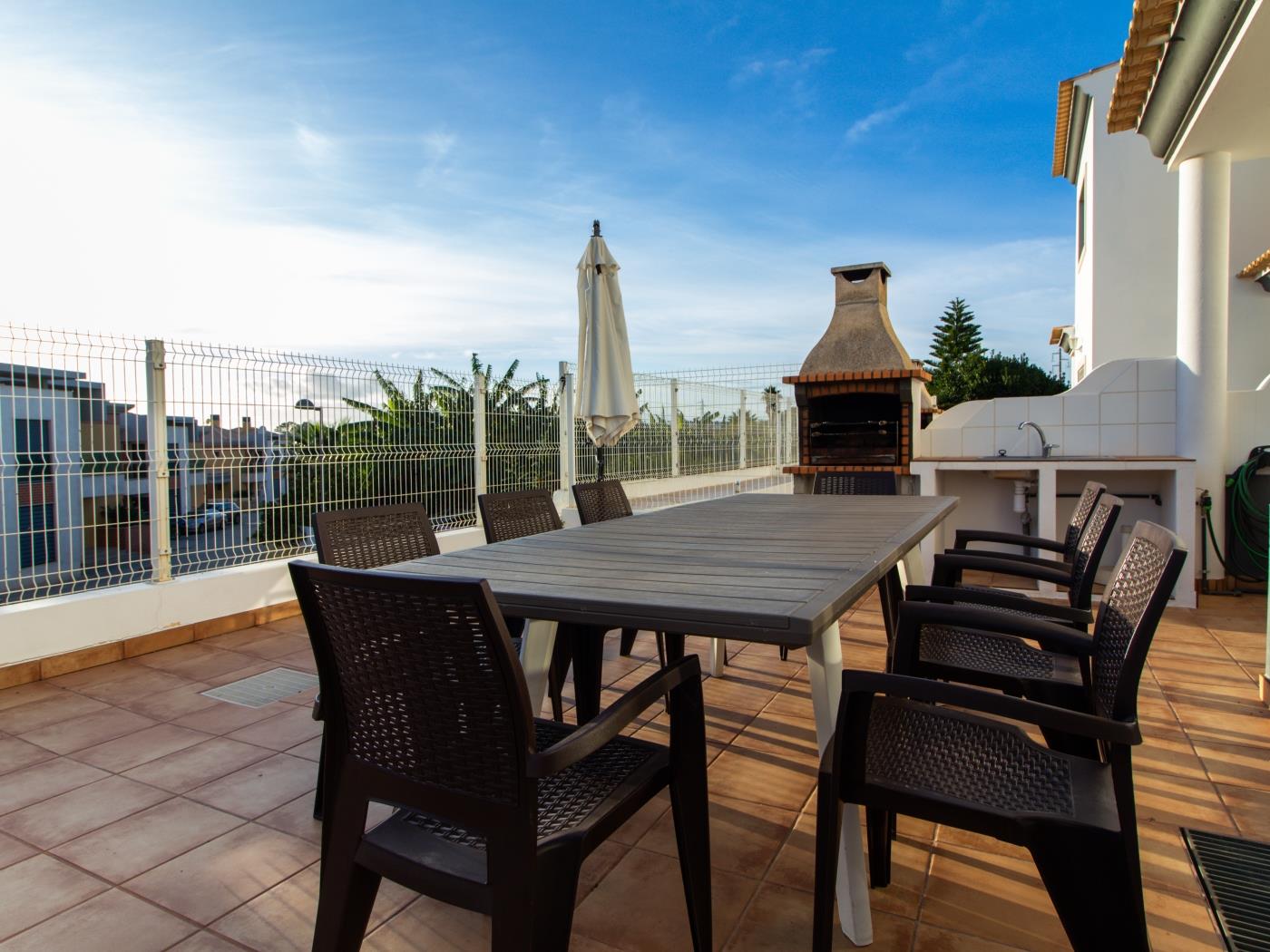 Magnólia AB House | Pool View & Privat Garden & Garage in Albufeira