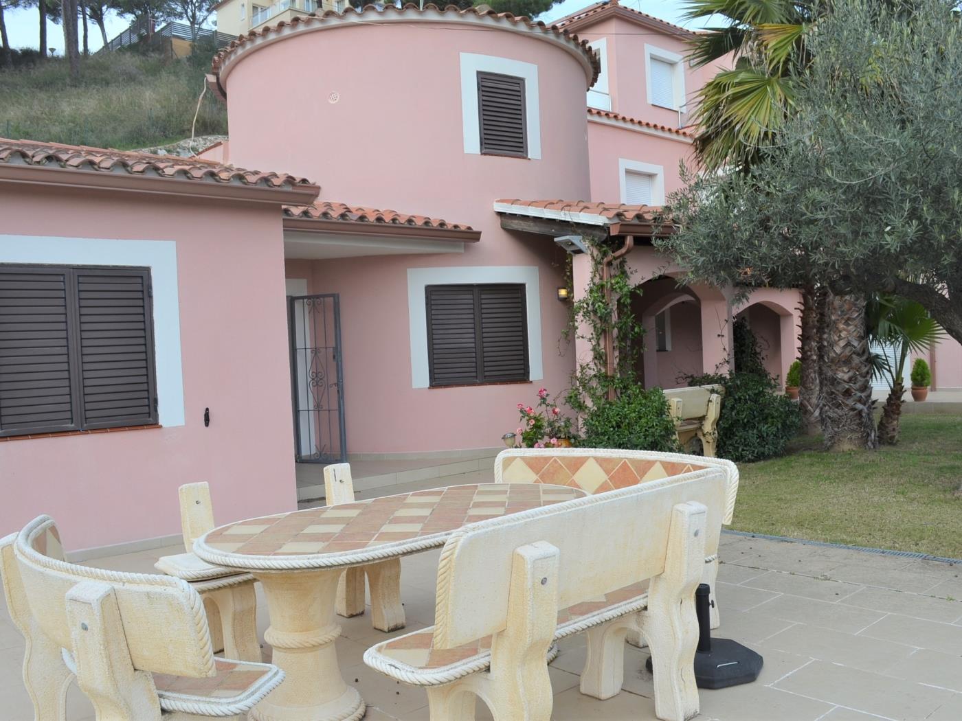 Casa Rosa del Mar, Una Joia Mediterrània a Begur amb Vistes al Mar. a Begur