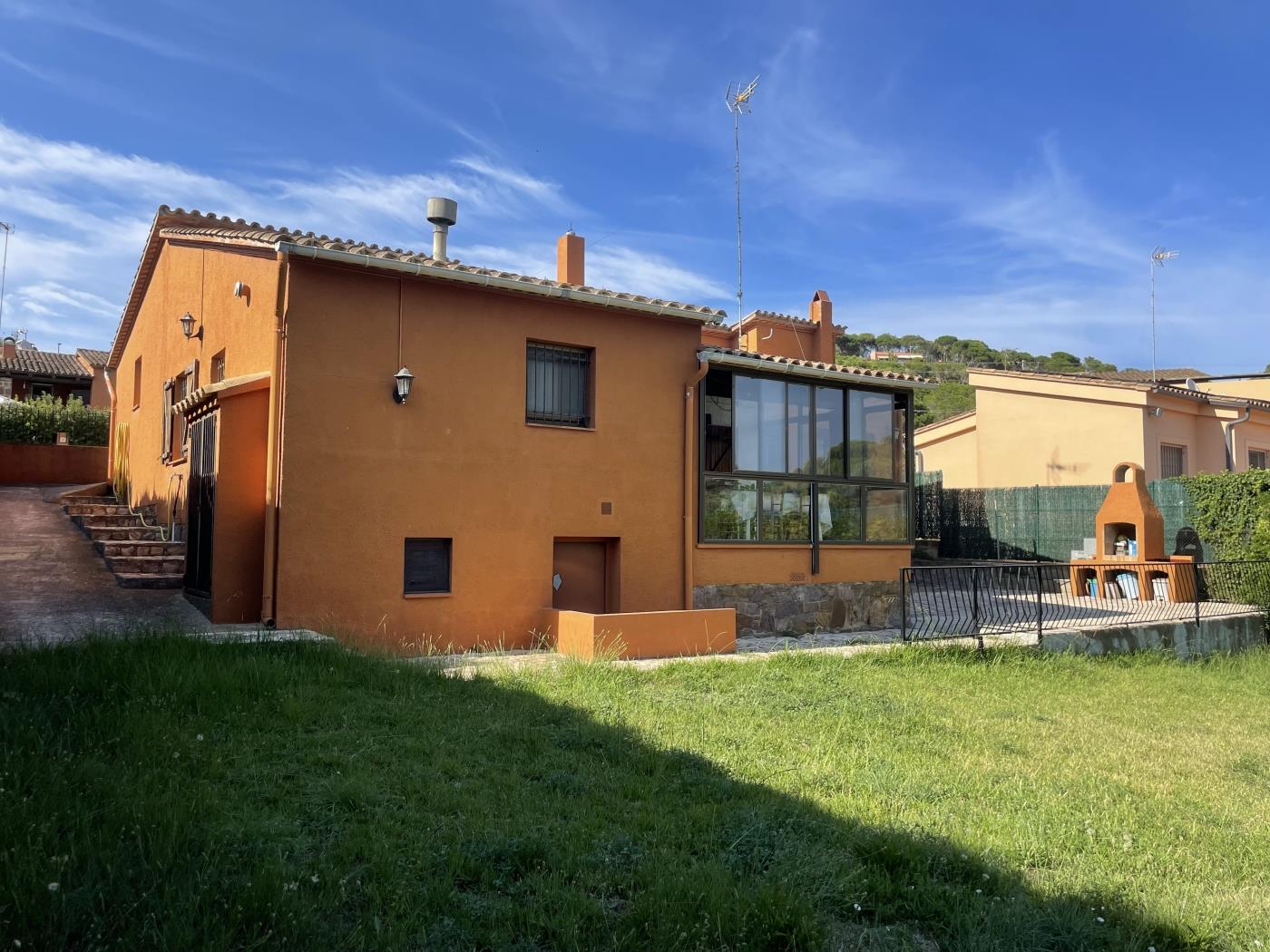 Space and charm: rustic house with garden in Residencial Begur in Begur
