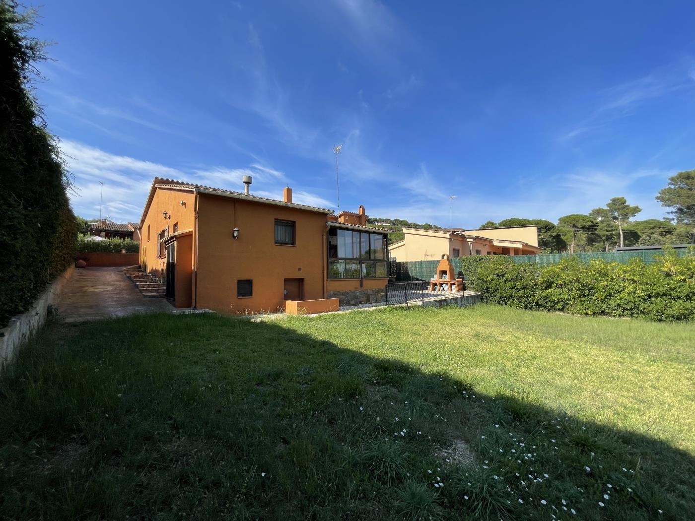 Space and charm: rustic house with garden in Residencial Begur in Begur