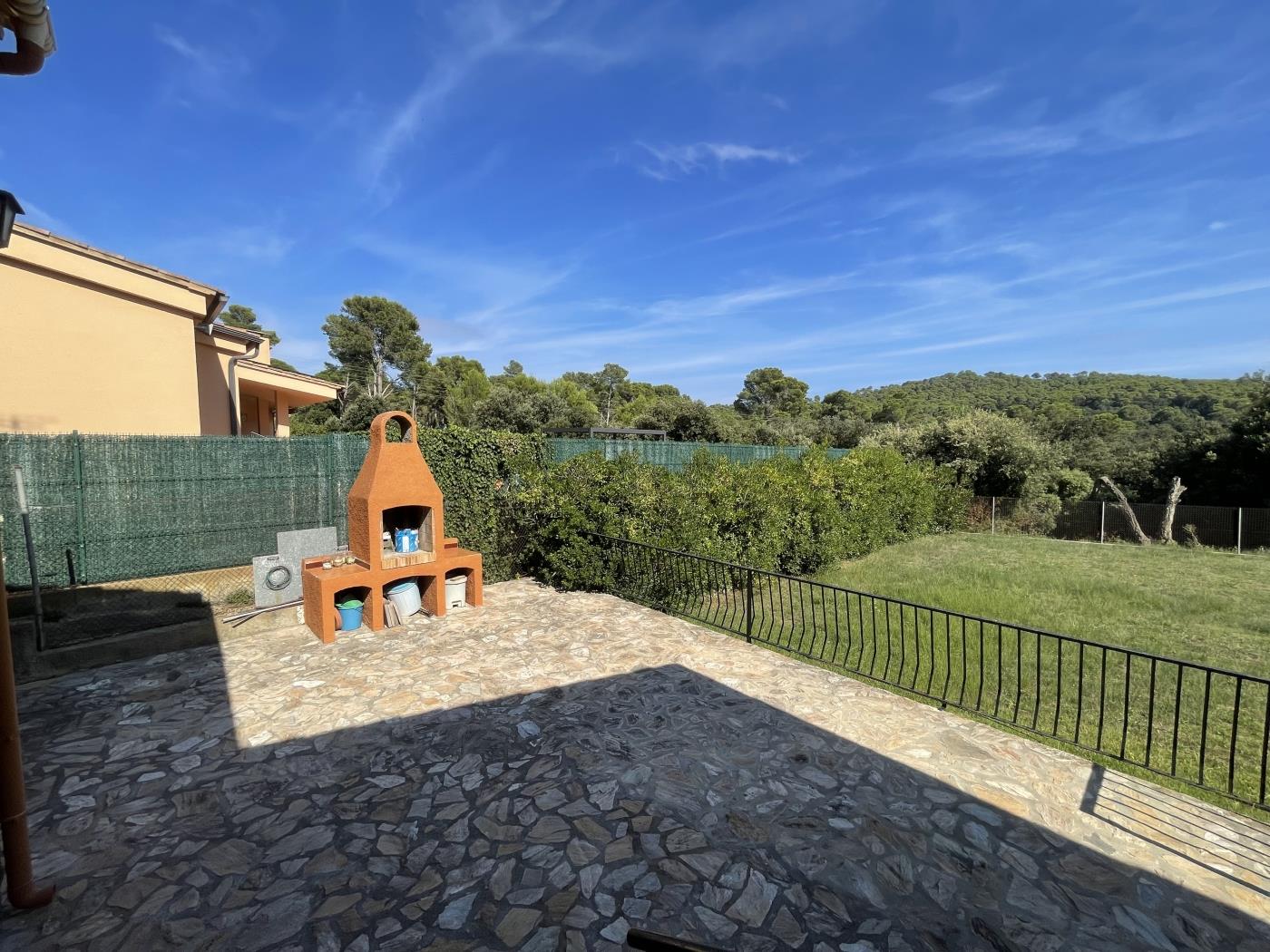 Space and charm: rustic house with garden in Residencial Begur in Begur