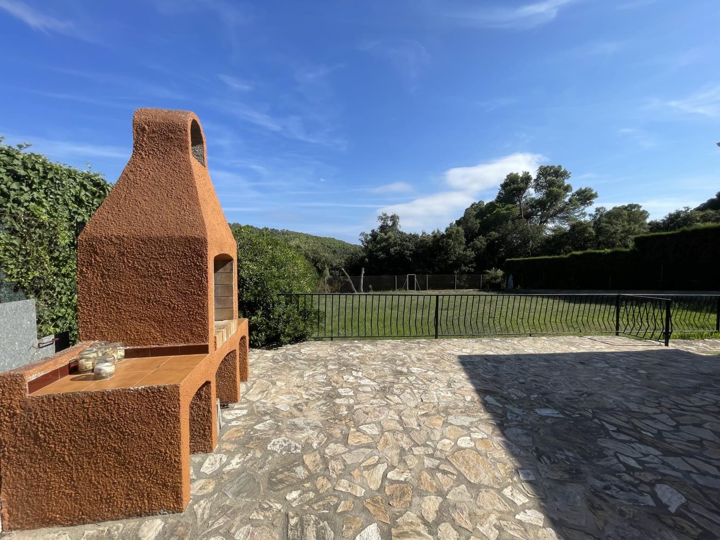 Space and charm: rustic house with garden in Residencial Begur in Begur