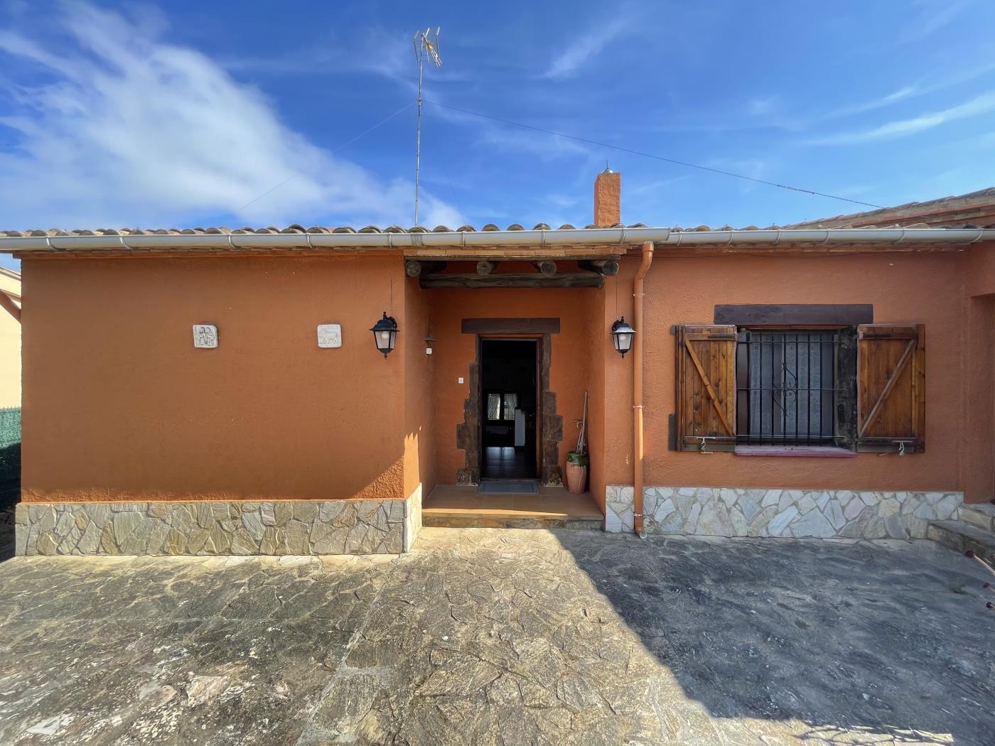 Space and charm: rustic house with garden in Residencial Begur in Begur