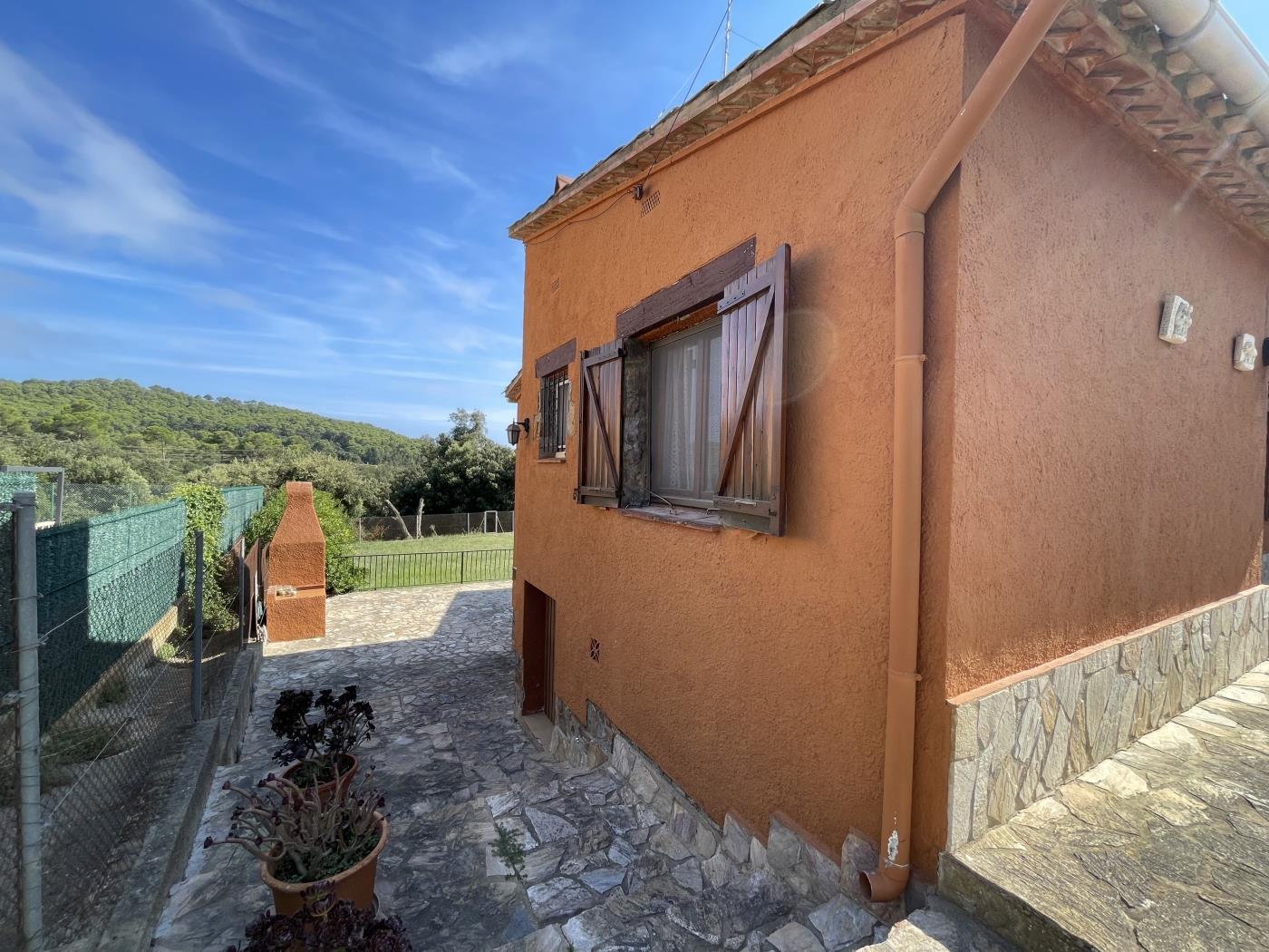 Space and charm: rustic house with garden in Residencial Begur in Begur