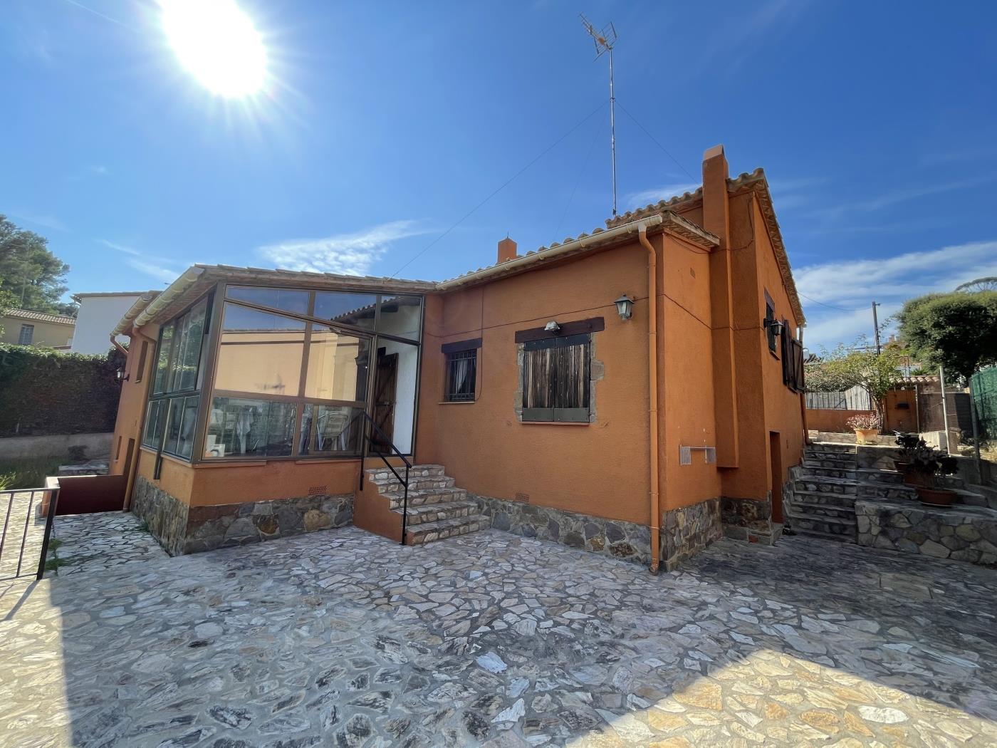 Space and charm: rustic house with garden in Residencial Begur in Begur