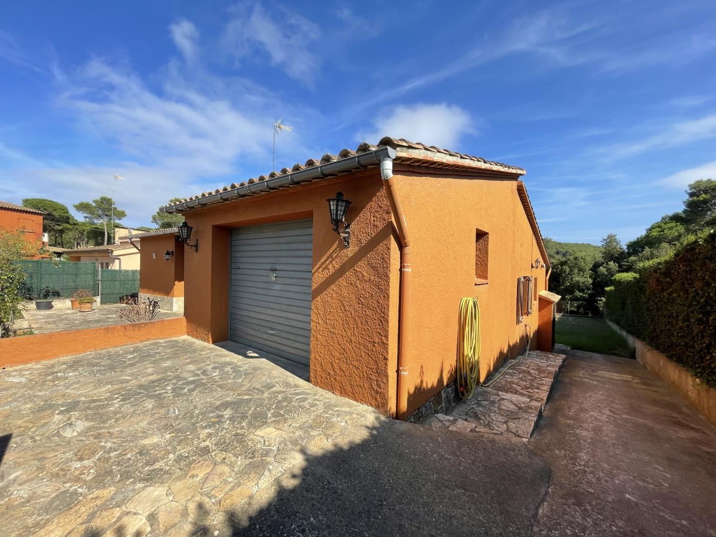 Space and charm: rustic house with garden in Residencial Begur in Begur