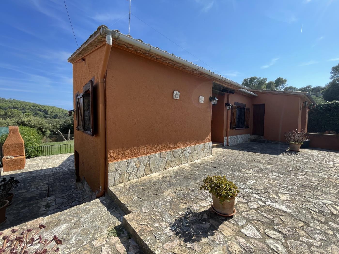 Space and charm: rustic house with garden in Residencial Begur in Begur