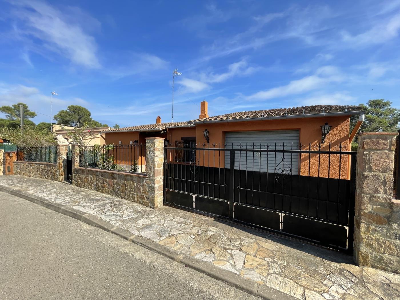 Space and charm: rustic house with garden in Residencial Begur in Begur