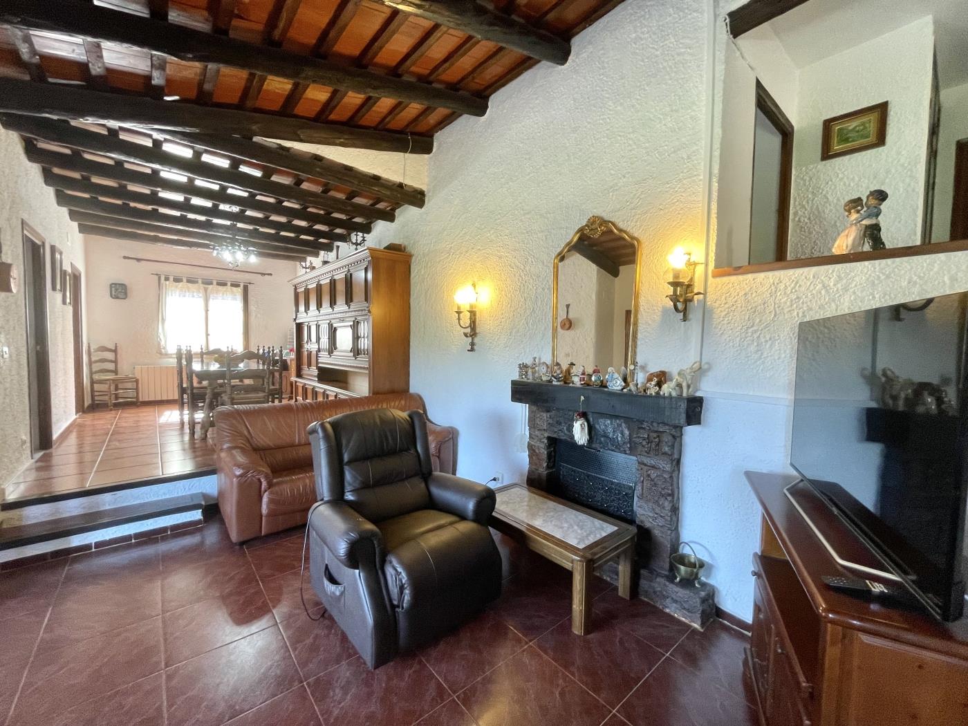 Space and charm: rustic house with garden in Residencial Begur in Begur